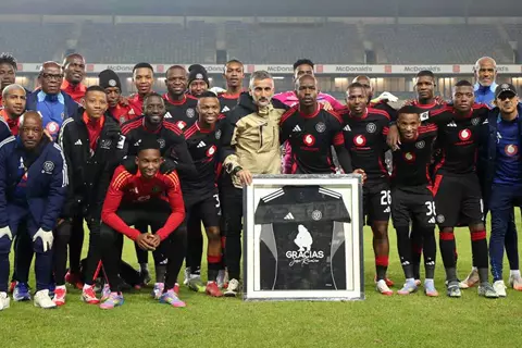 مدرب الأهلي المحتمل.. أورلاندو بايرتس يودع ريفيرو (صور)